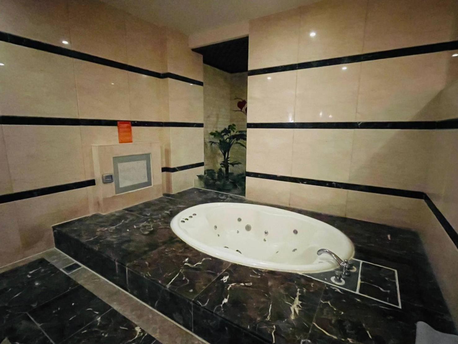 Royal Garden Motel - Chiayi Branch Buitenkant foto